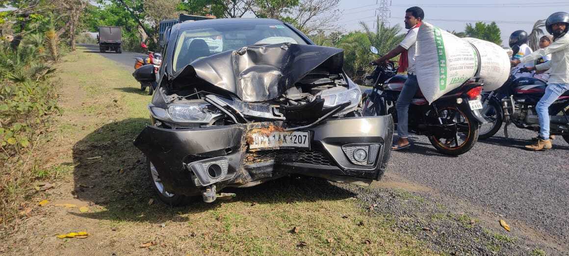 लिट्टीपाड़ा में साइड देने के क्रम में पेड़ से टकराई कार