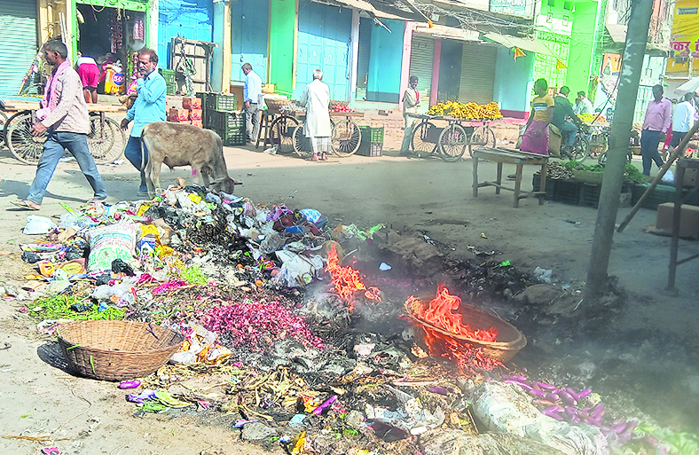 बाजारों में जलाया जा रहा कचरा, स्वास्थ्य के साथ जान-माल का हो सकता है नुकसान