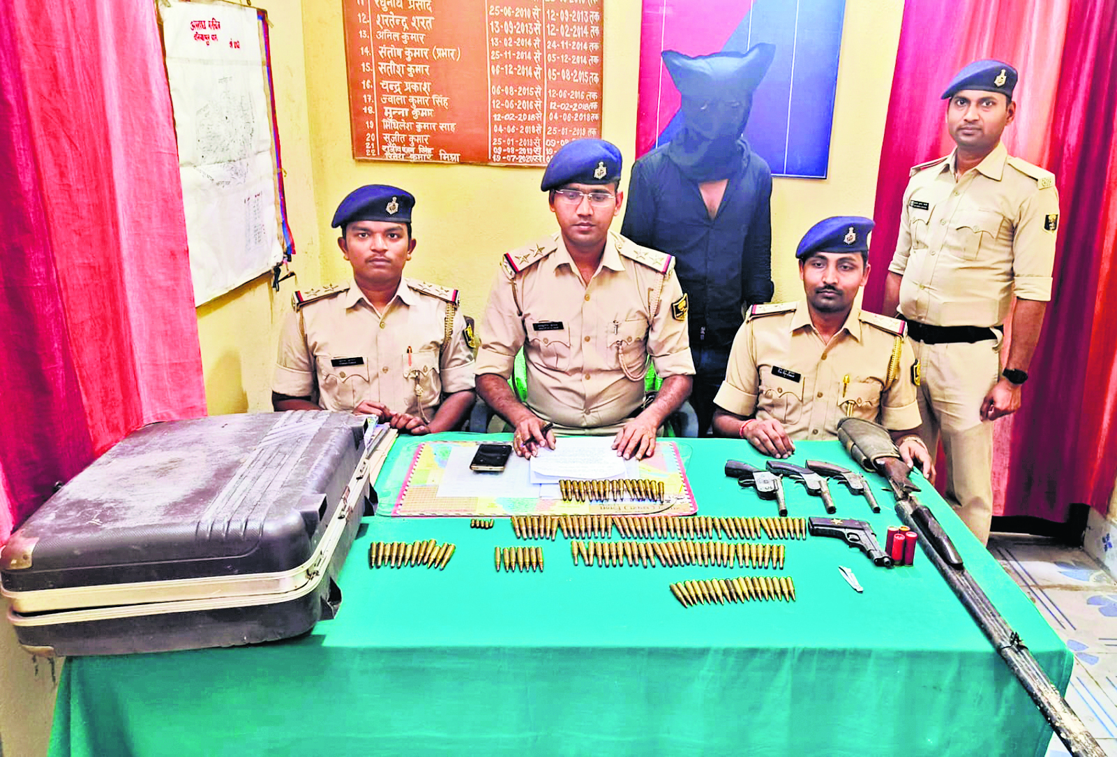 एक बंदूक, तीन कट्टा, एक पिस्टल व 124 गोलियों के साथ युवक गिरफ्तार