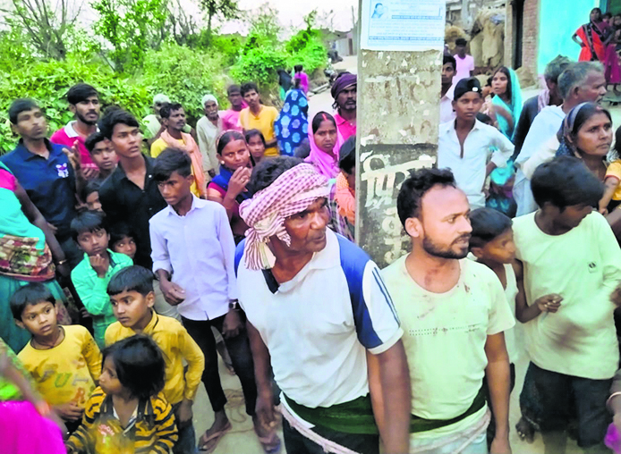 बच्चा चोरी के आरोप में दो लोगों को पोल में बांधकर पीटा