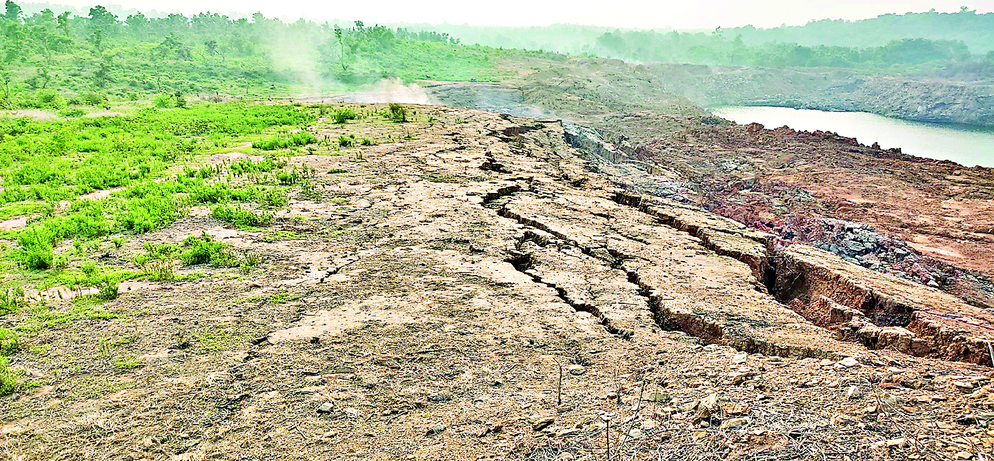 बंद भूमिगत खदान में आग, कभी भी जमींदोज हो सकती है बस्ती