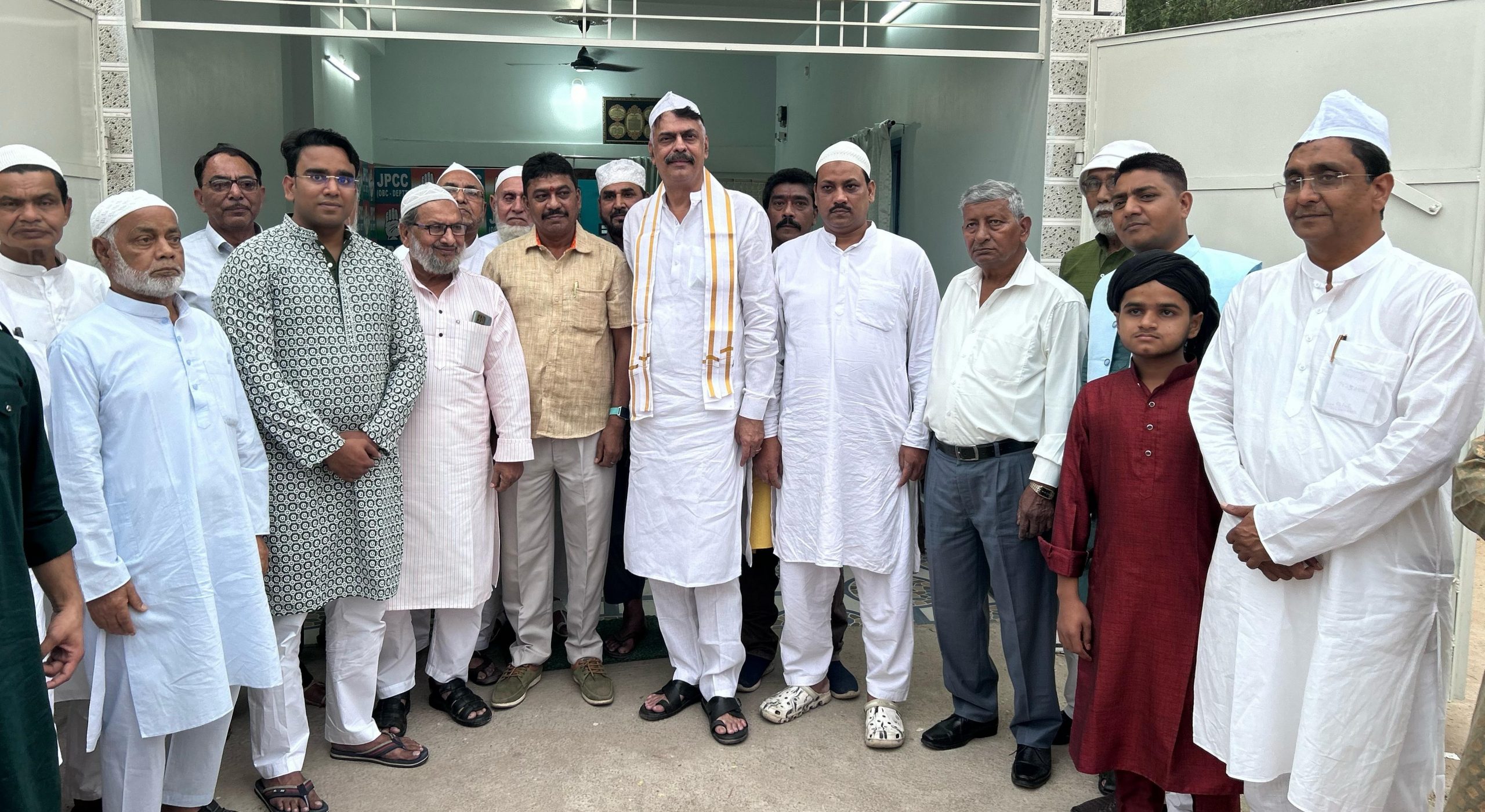 भाईचारा व समानता का पैगाम देता है ईद : राजेश ठाकुर