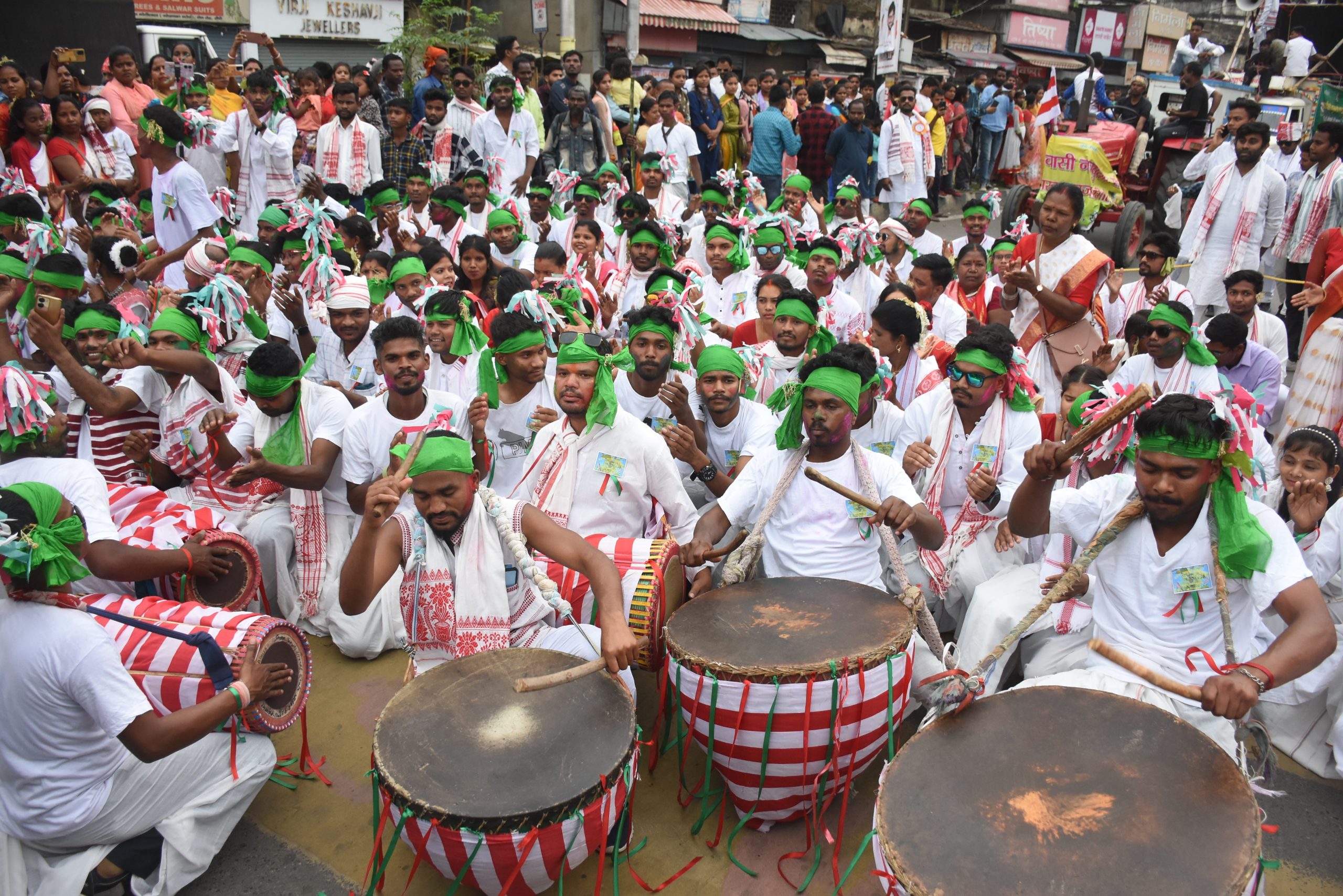सरहुल की शोभायात्रा पर थिरके प्रकति के उपासक