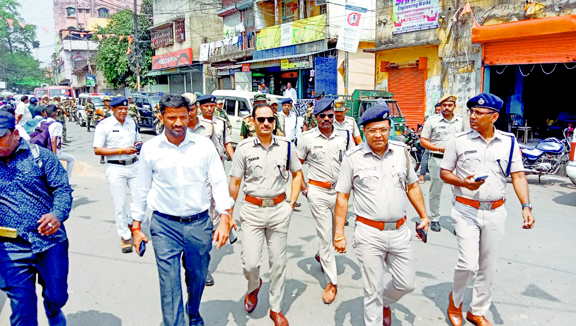 संवेदनशील क्षेत्रों का डीएम व सीपी ने किया दौरा