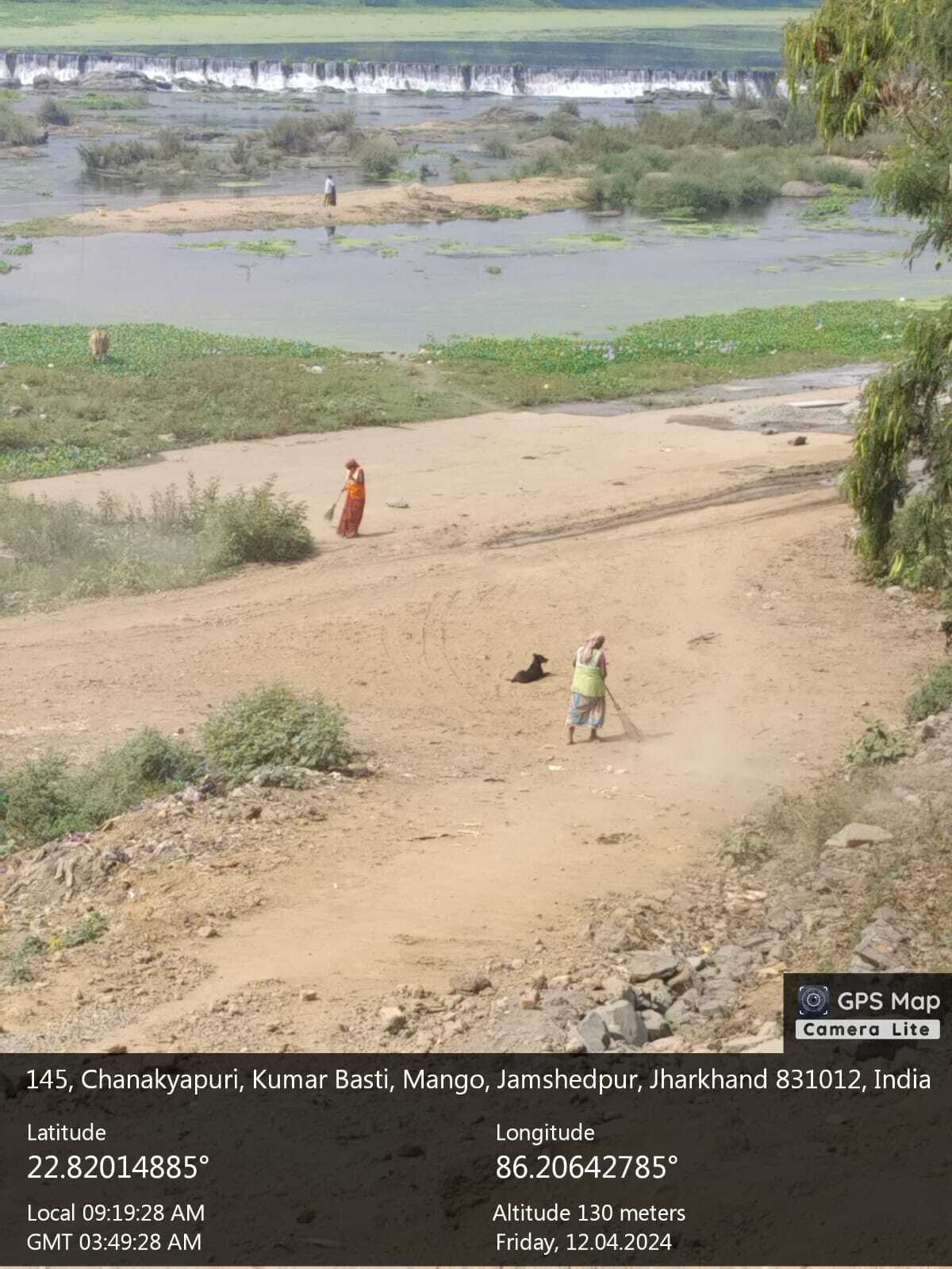 चैत्री छठ : घाट जाने का रास्ता ठीक, लेकिन सुवर्णरेखा नदी है जलकुंभी से ढकी