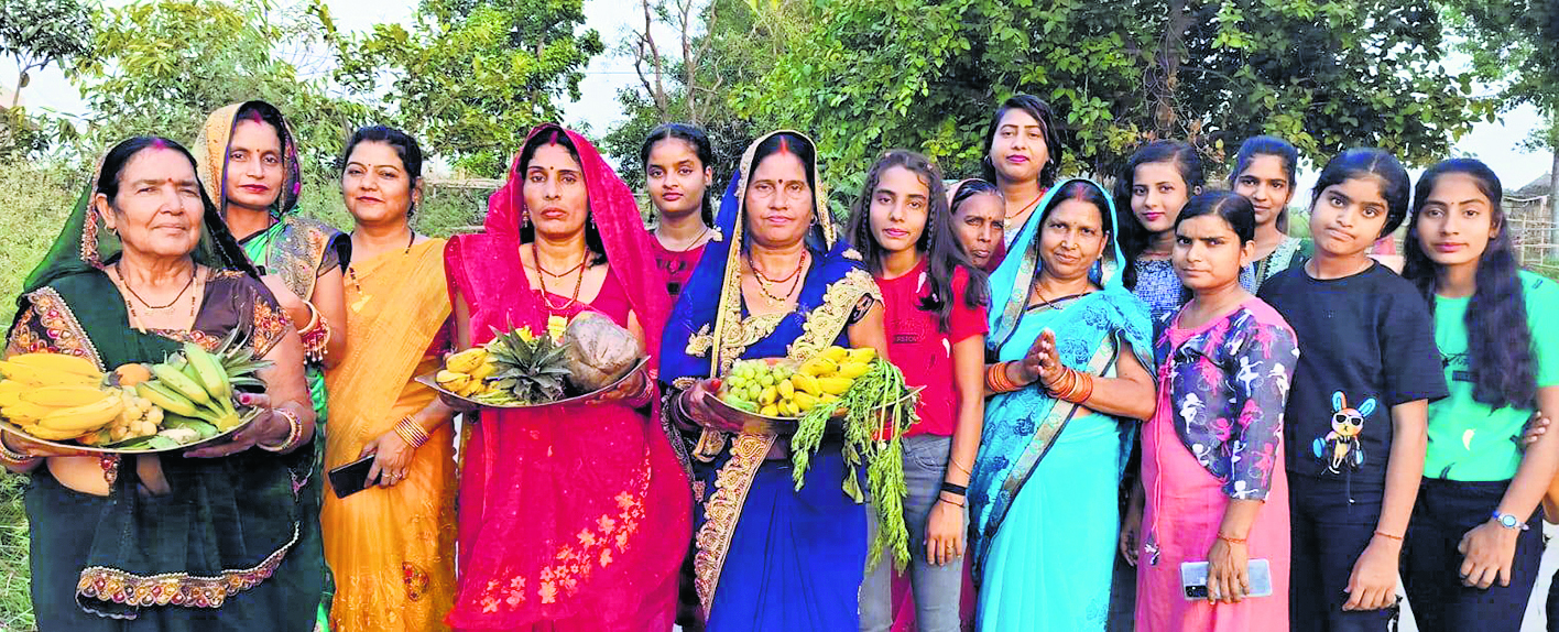 अस्ताचलगामी सूर्य को छठ व्रतियों ने दिया अर्घ, कल उदीयमान सूर्य को देंगे अर्घ
