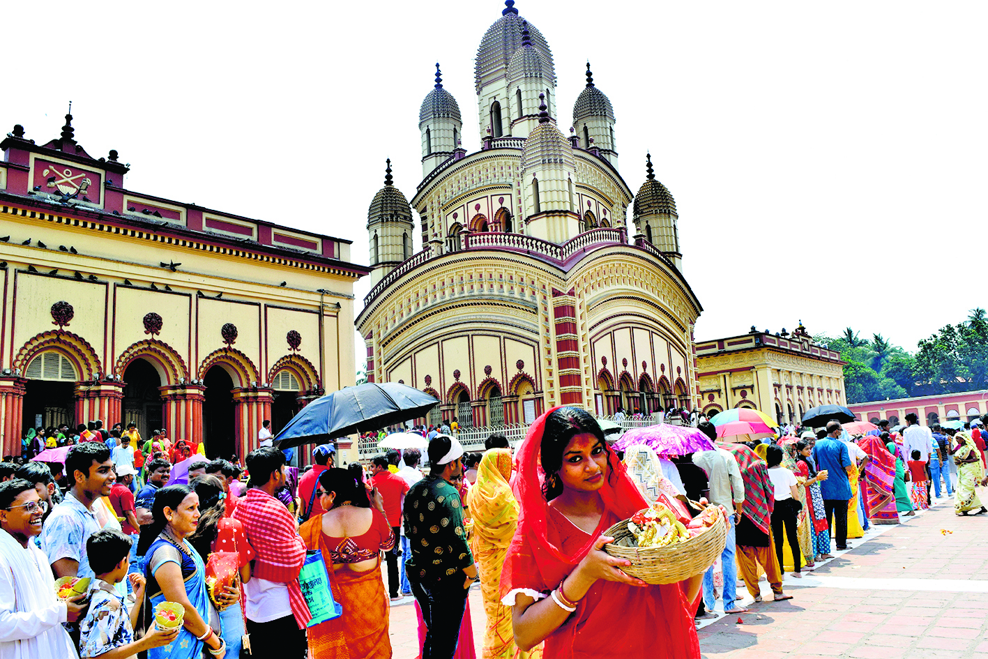 पोइला बोइशाख पर मंदिरों में उमड़ी भीड़