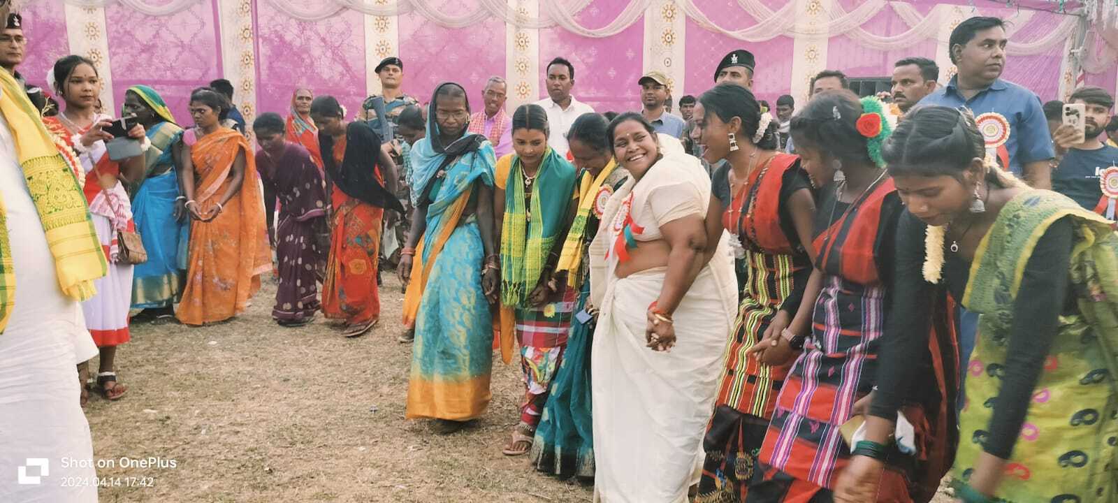 नावाडीह में प्रखंड स्तरीय सरहुल महोत्सव का आयोजन