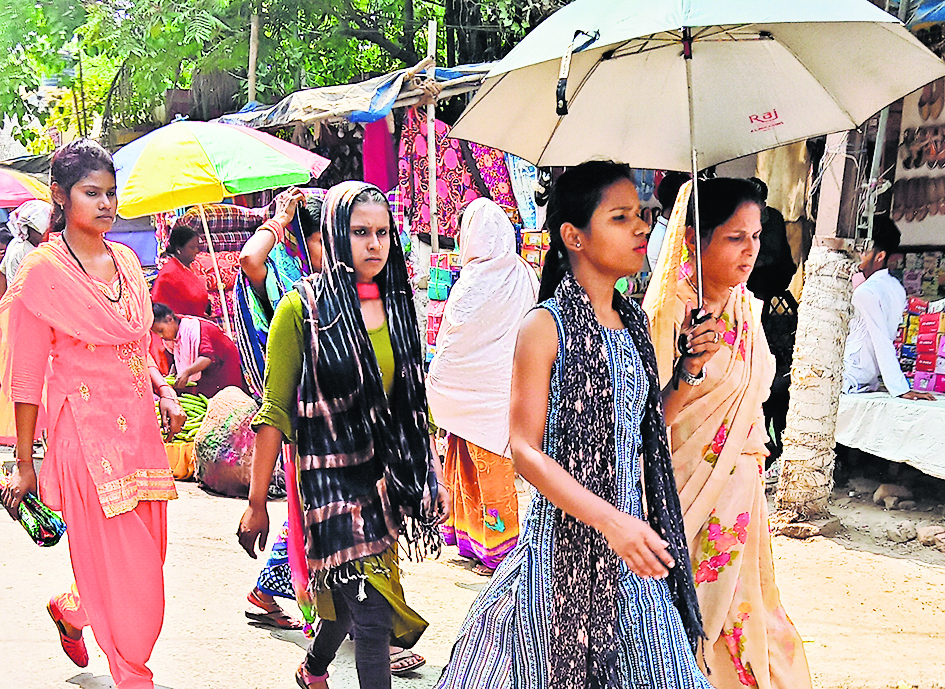 40 डिग्री हुआ पारा, कड़ी धूप व लू की चपेट में आ रहे लोग