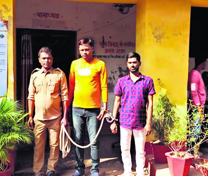 शराबियों को पकड़ने गयी टीम पर हमला, एक पुलिसकर्मी जख्मी