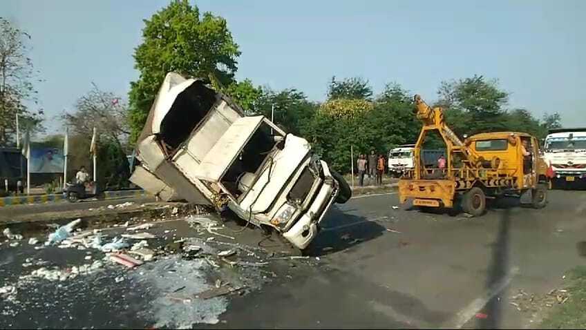 – सड़क पर बैठी गाय को बचाने में डिवाइडर से टकरा कर दूध लदा वैन पलटा