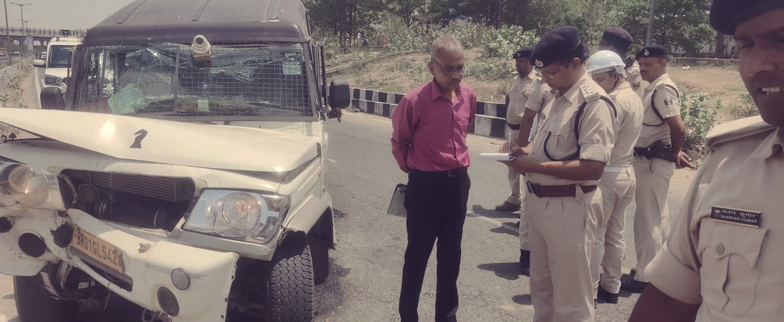 गंगापथ पर कैश वैन डिवाइडर से टकराया, चालक, गनमैन सहित चार घायल