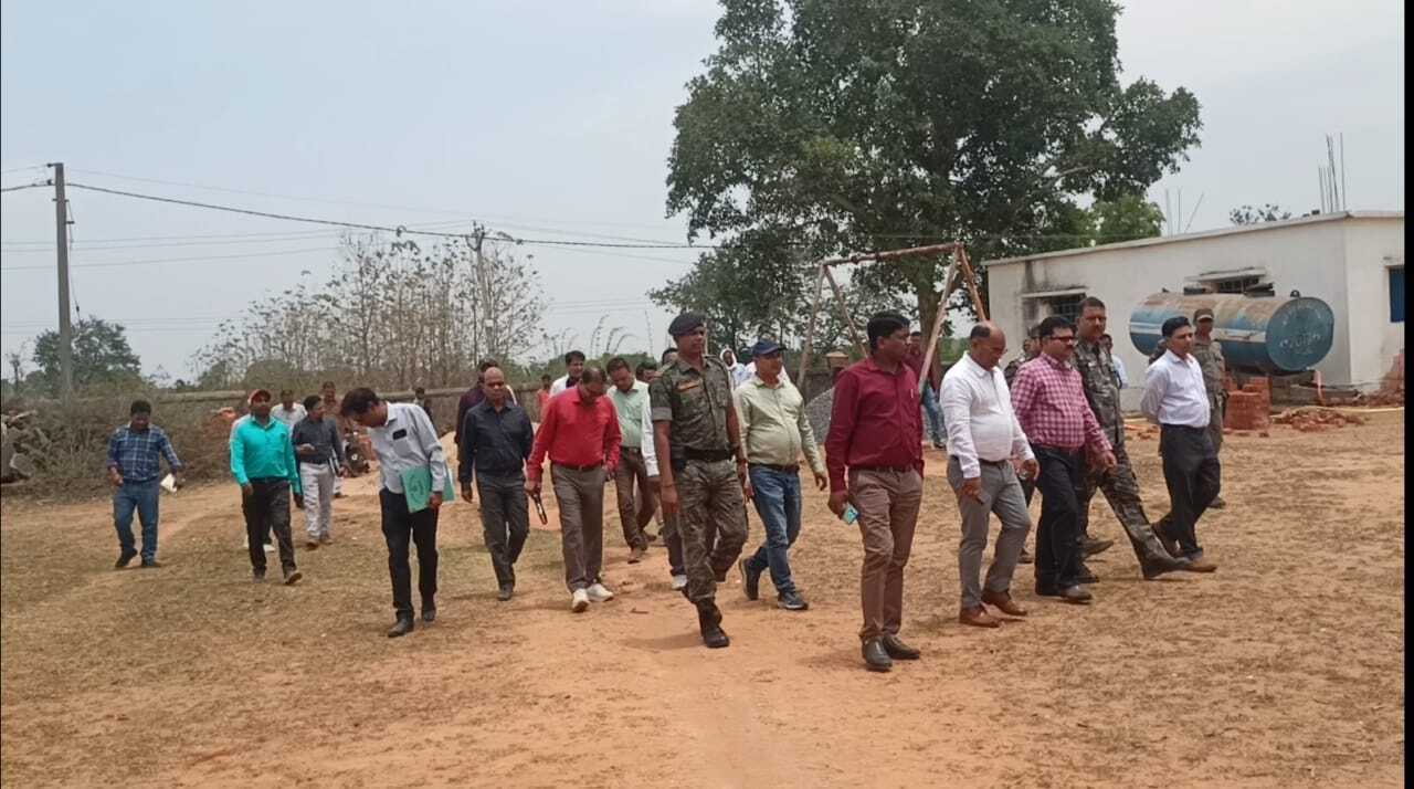 चुनाव को लेकर डीडीसी ने नक्सल प्रभावित क्षेत्र का किया दौरा