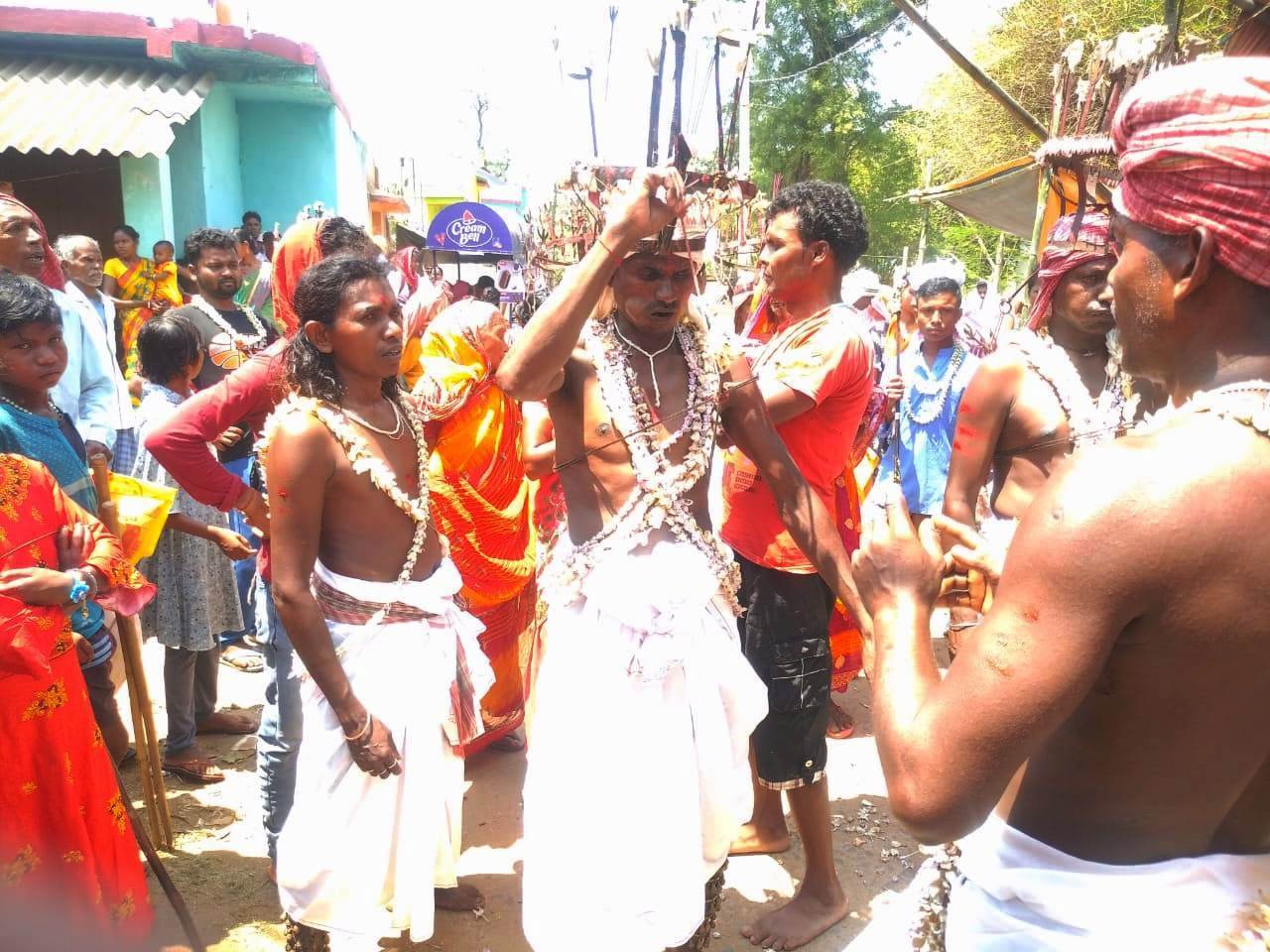 रानीबहाल में हुई चड़क पूजा, आग के अंगारे पर लगायी दौड़