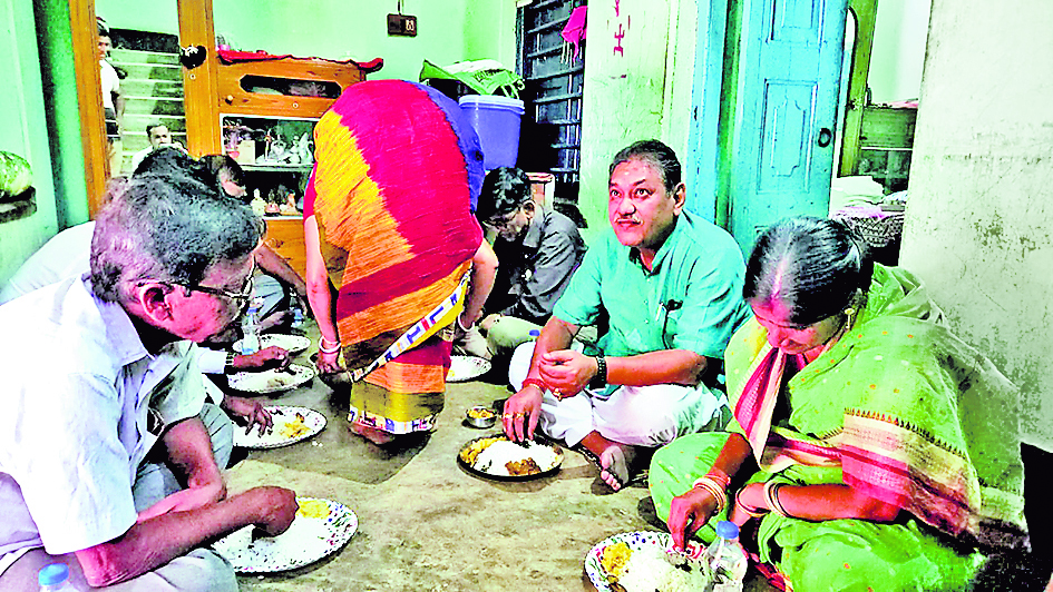 जेमुआ ग्राम में भाजपा नेता के घर में तृणमूल कांग्रेस विधायक ने किया भोजन
