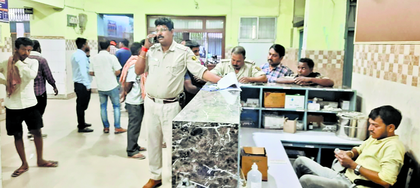 दोस्तों के साथ आर्केस्ट्रा देखने गये युवक की चाकू गोदकर हत्या