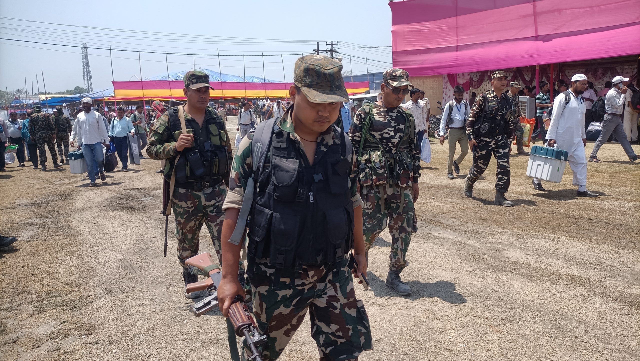 आज घरों से निकलकर वोट डालने की बारी आपकी