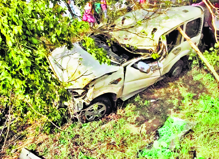टायर फटने से स्काॅर्पियो पलटी, दादा व पोती की मौत, चालक घायल