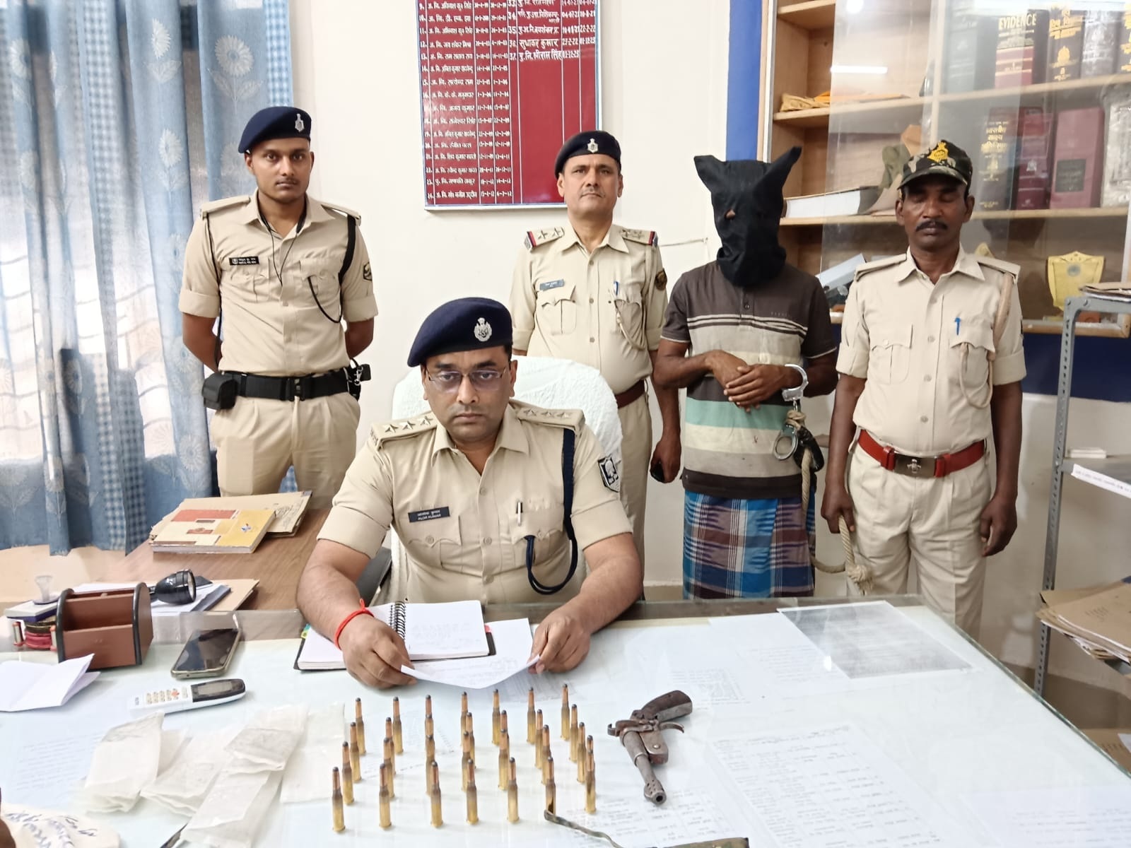 हथियार का तस्कर चढ़ा पुलिस के हत्थे. कट्टा व 29 जिंदा कारतूस बरामद