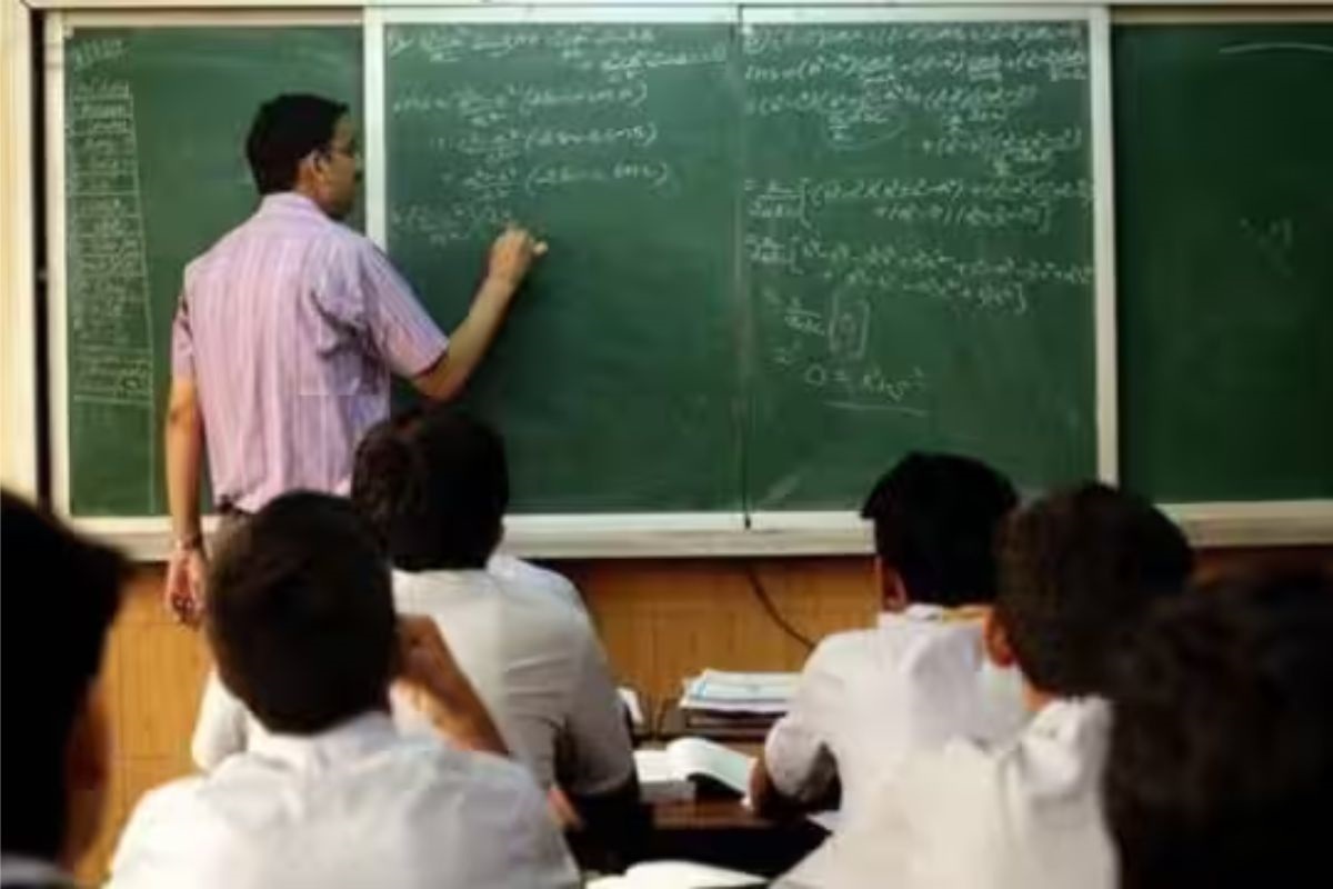 स्कूल के पोषक क्षेत्र का भ्रमण कर रहे शिक्षक, उपस्थिति बढ़ी