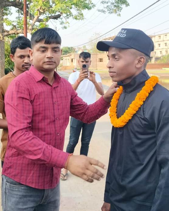 मजदूर से अग्निवीर बने संतोष मुर्मू, एकेडमी में हुआ स्वागत