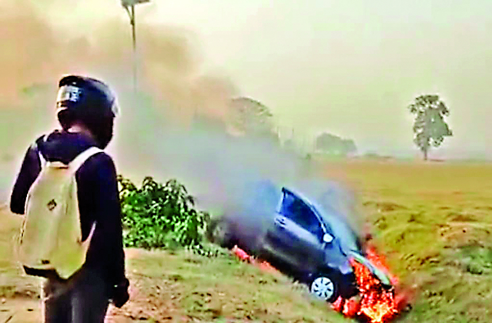जानवर को बचाने के चक्कर में गड्ढे में गिरी कार, लगी आग