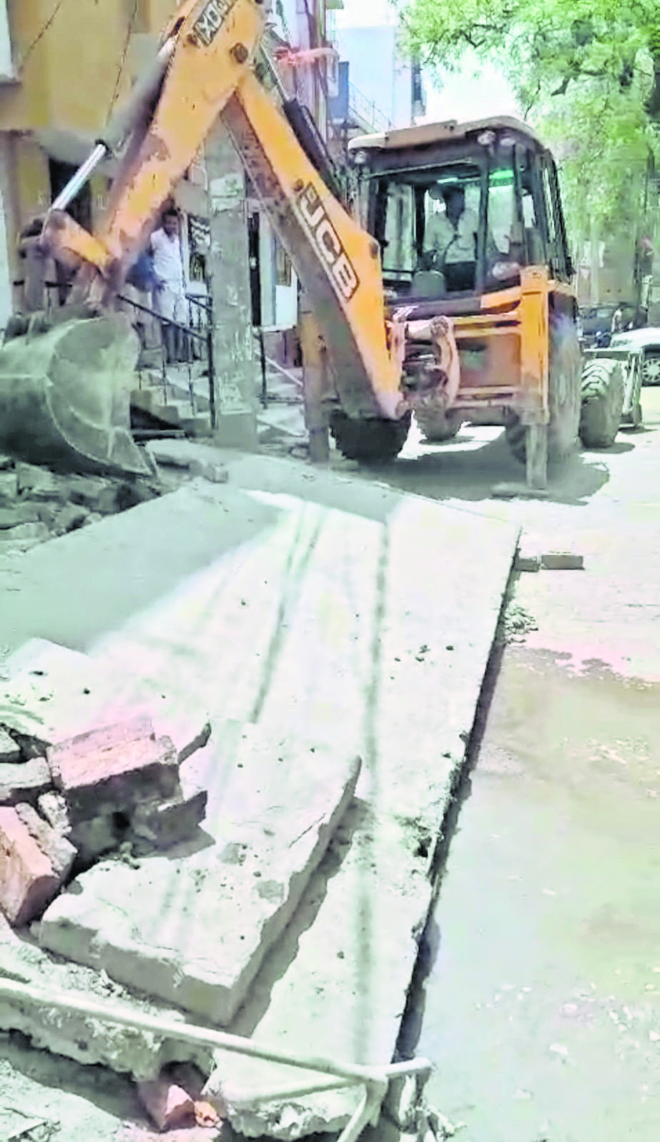 नालों पर बने मकान व सीढ़ी पर चला बुलडोजर, कई ने मार्बल और टाइल्स लगाकर घर में जाने के लिए बनायी थी सीढ़ी, हुई जमींदोज