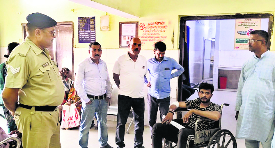 पश्चिम रेलवे ढाला के समीप उचक्कों ने यात्री का मोबाइल छीना, मढ़ौरा में अपराधियों ने दो बाइक सवारों को पीटा, जख्मी