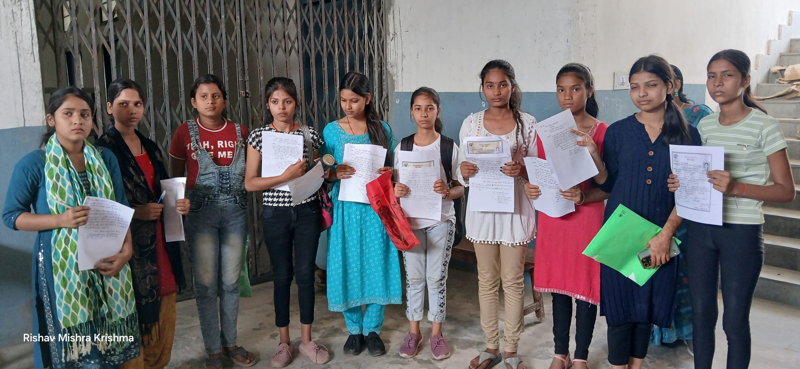 Bhagalpur News: विद्यार्थियों ने लगायी गुहार – डीईओ अंकल नौंवी में हमें दूर के स्कूल में मत भेजिए