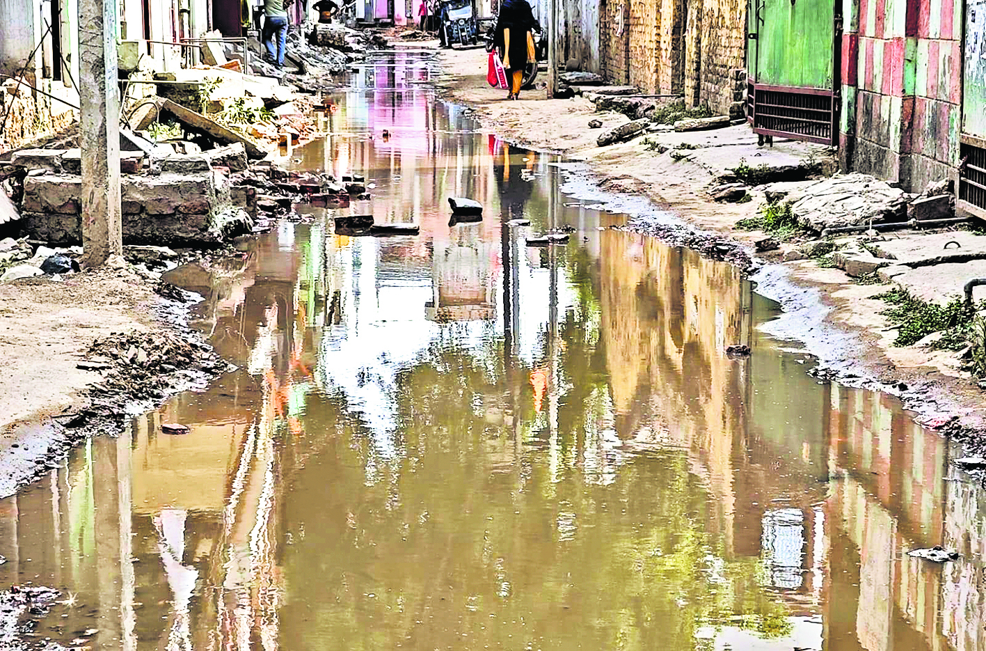 अतिक्रमण हटाने आये बुलडोजर ने नल जल योजना के पाइप को उखाड़ा, सड़क पर जलजमाव से परेशानी