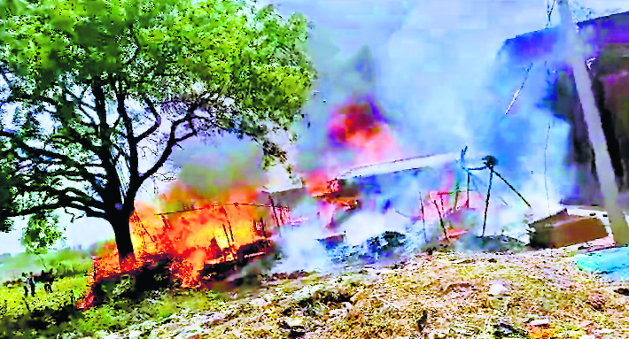 एलटी तार के चिंगारी से बनारपुर बस्ती में आधा दर्जन झोपड़ियां राख, आठ मवेशियों की मौत