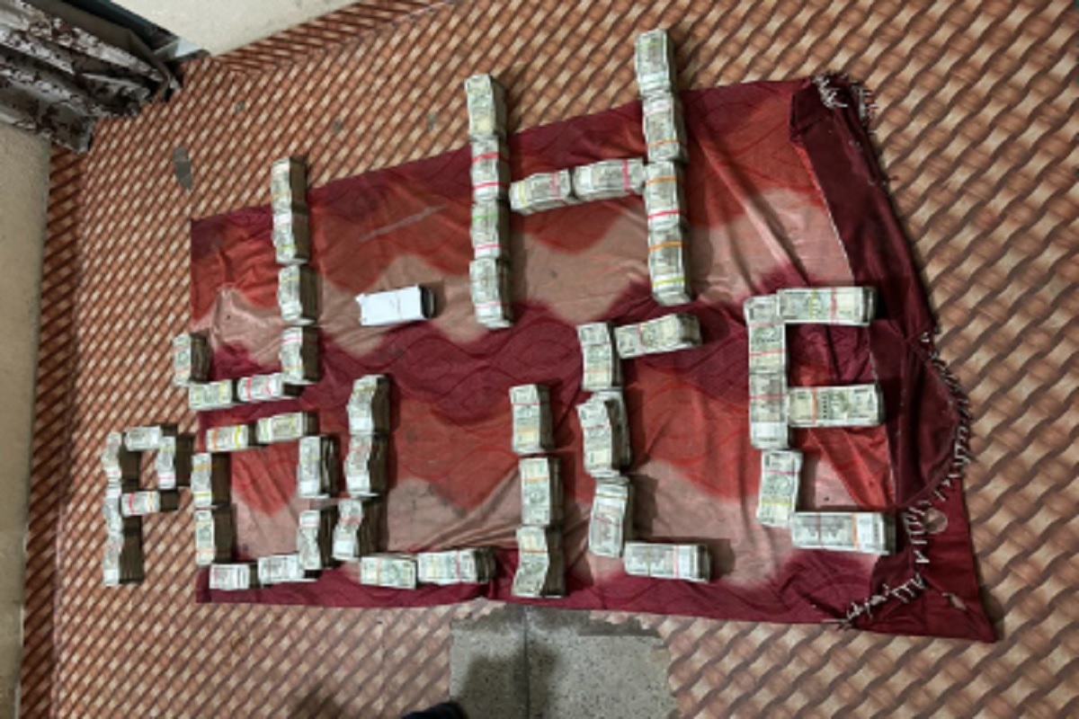 गिरिडीह में FST विभाग की बड़ी कार्रवाई, महारानी बस से एक करोड़ से अधिक की राशि बरामद
