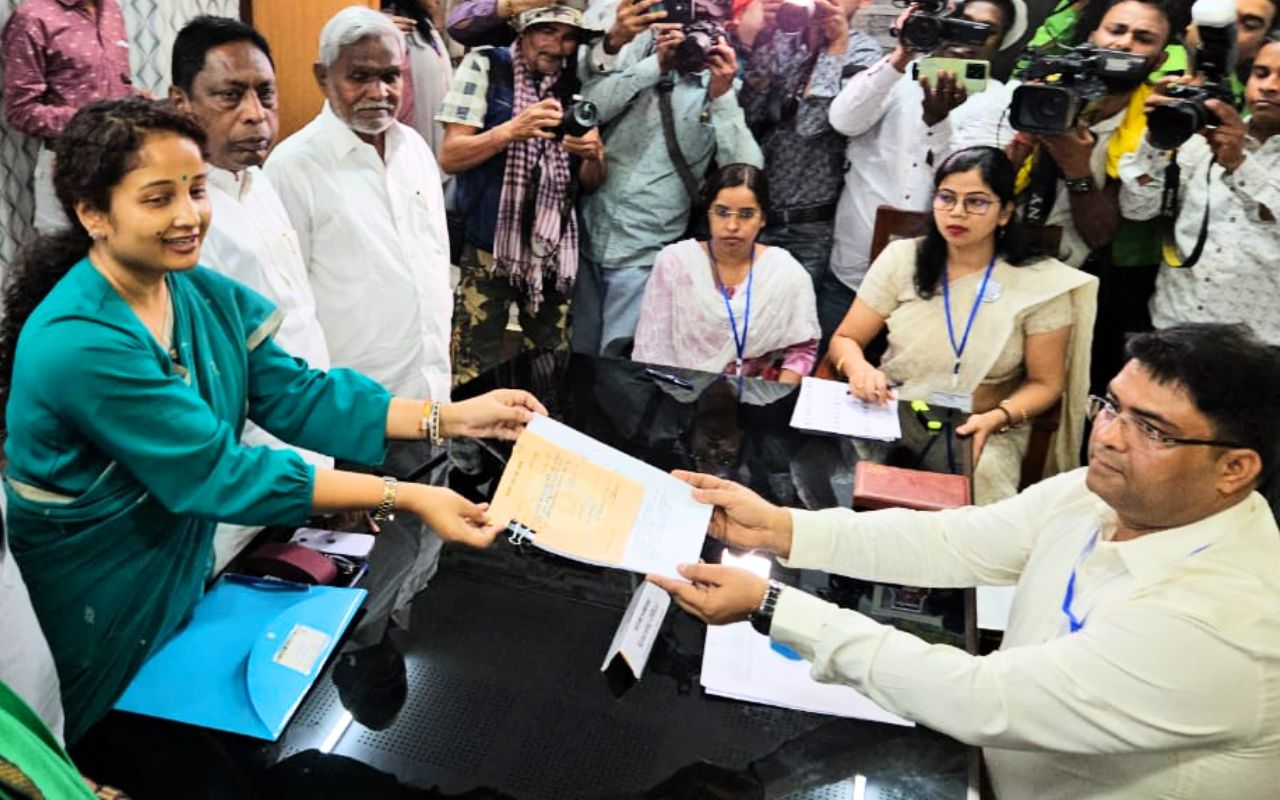 Kalpana Soren Nomination: हेमंत सोरेन की पत्नी कल्पना सोरेन ने गांडेय उपचुनाव के लिए भरा परचा, ये लोग हुए शामिल