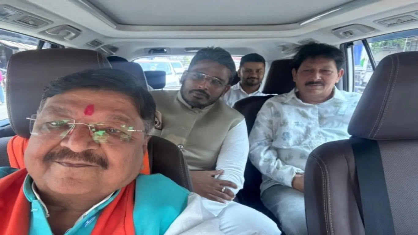 Akshay Kanti Bam: कांग्रेस के अक्षय कांति बम बीजेपी में शामिल, नामांकन दाखिल करने के बाद पार्टी से दिया इस्तीफा