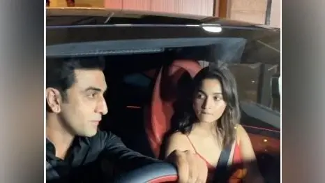 Ranbir Kapoor-Alia Bhatt ने खरीदी 8 करोड़ की लग्जरी कार, देखें PHOTO
