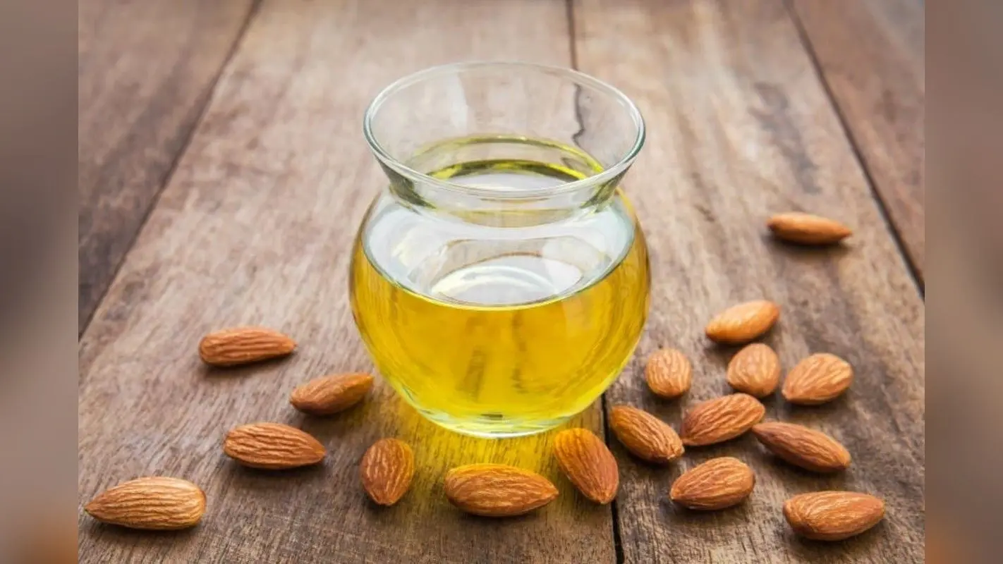 Almond Oil Benefits: सिर्फ बाल ही नहीं बल्कि सेहत के लिए भी काफी फायदेमंद है बादाम का तेल
