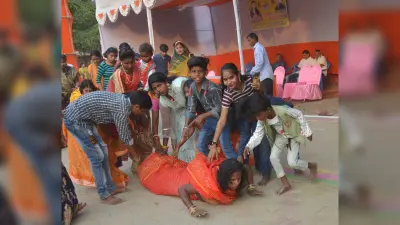 कइलीं बरितया तोहार हे छठी मइया.., आस्था की अंजूरी से व्रतियों ने भगवान भास्कर को दिया अर्घ