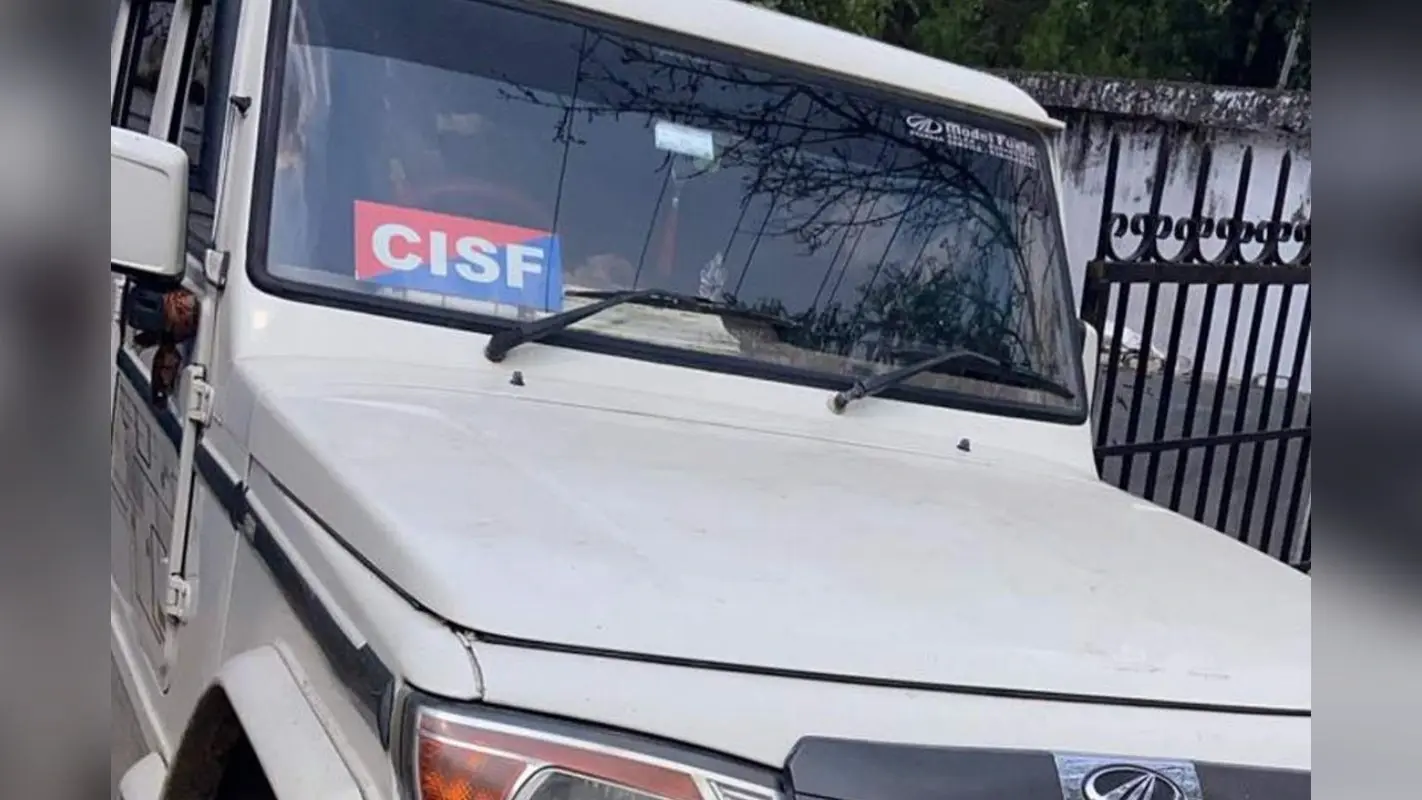 बोकारो में CISF का बोर्ड लगाकर बोलेरो से अवैध शराब की तस्करी, छापेमारी में बड़ी मात्रा में विदेशी शराब बरामद