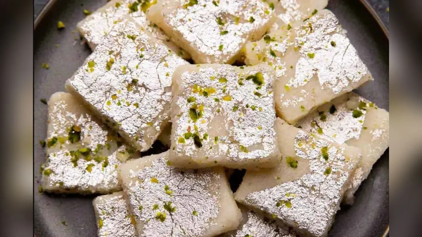 Chaitra Navratri Special Recipe: नवरात्रि में घर पर तैयार करें ताजे नारियल की बर्फी, बनाना है बिल्कुल आसान