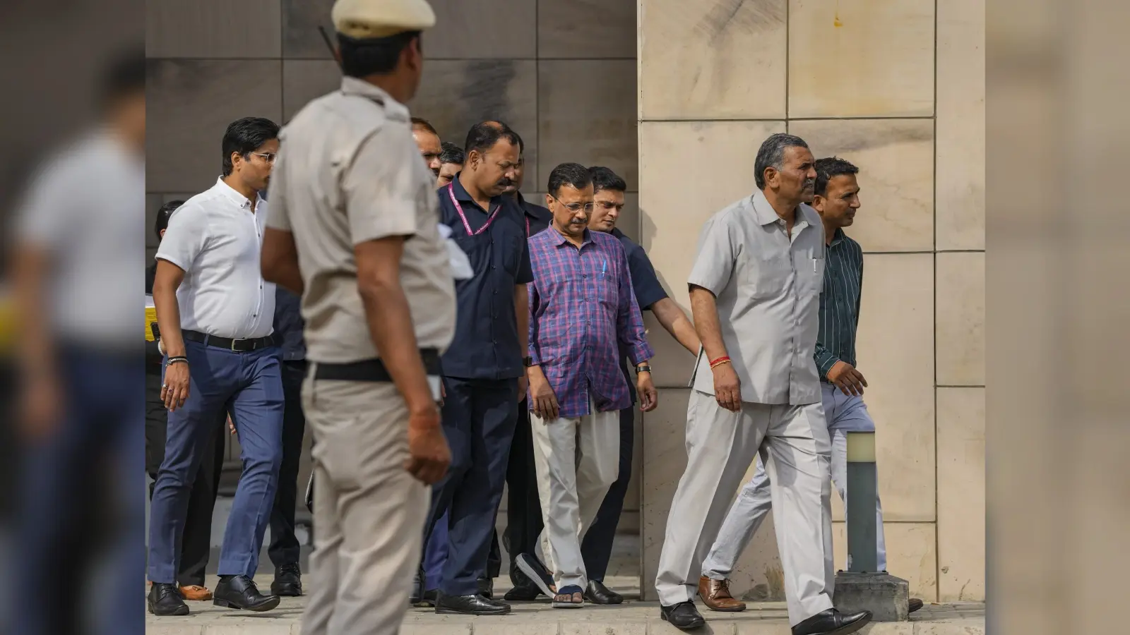 Arvind Kejriwal: जेल में आम, मिठाई और आलू-पूड़ी खा रहे अरविंद केजरीवाल, ईडी ने कोर्ट को बताया