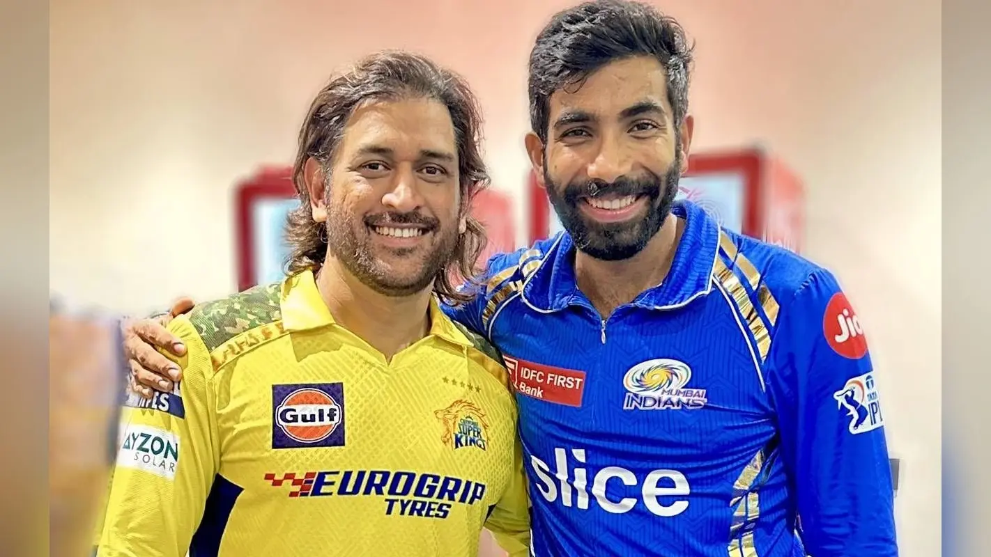 IPL 2024: CSK के ड्रेसिंग रूम में पहुंचे मुंबई के स्टार जसप्रीत बुमराह, एमएस धोनी संग खिंचाई तस्वीर