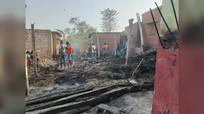अगलगी में एक दर्जनों घर राख, एक झुलसा