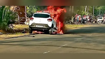 महेशपुर में चलती कार में लगी आग, धू-धू कर जली