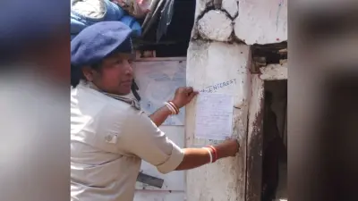 सीतारामडेरा : मारपीट में फरार आरोपी के घर चिपकाया इश्तेहार
