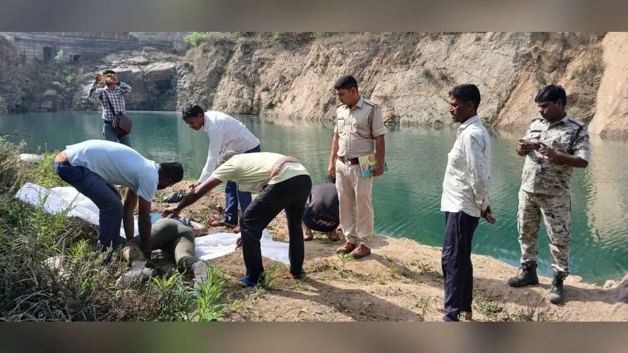 बंद पड़ी खदान से मिला लापता युवती का शव