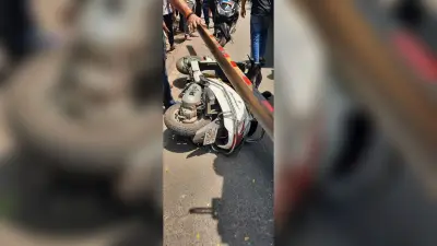 बर्मामाइंस : बेरियर तोड़ नो इंट्री में घुसा ट्रेलर, स्कूटी सवार जख्मी