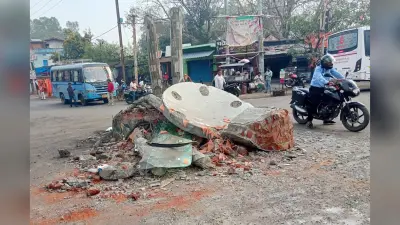 कोल वाहन ने गोलंबर को ठोका, नेताजी की प्रतिमा ध्वस्त