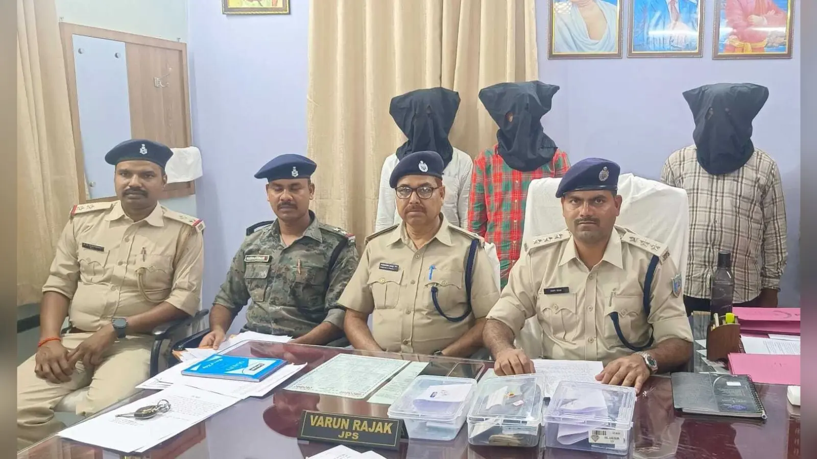 पीएलएफआइ के तीन उग्रवादी गिरफ्तार, हथियार जब्त