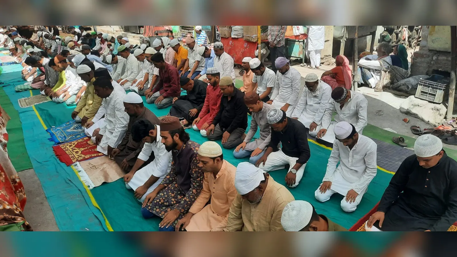 मस्जिदों में आयोजित हुई अलविदा की सामूहिक नमाज