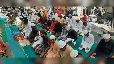 मस्जिदों में आयोजित हुई अलविदा की सामूहिक नमाज